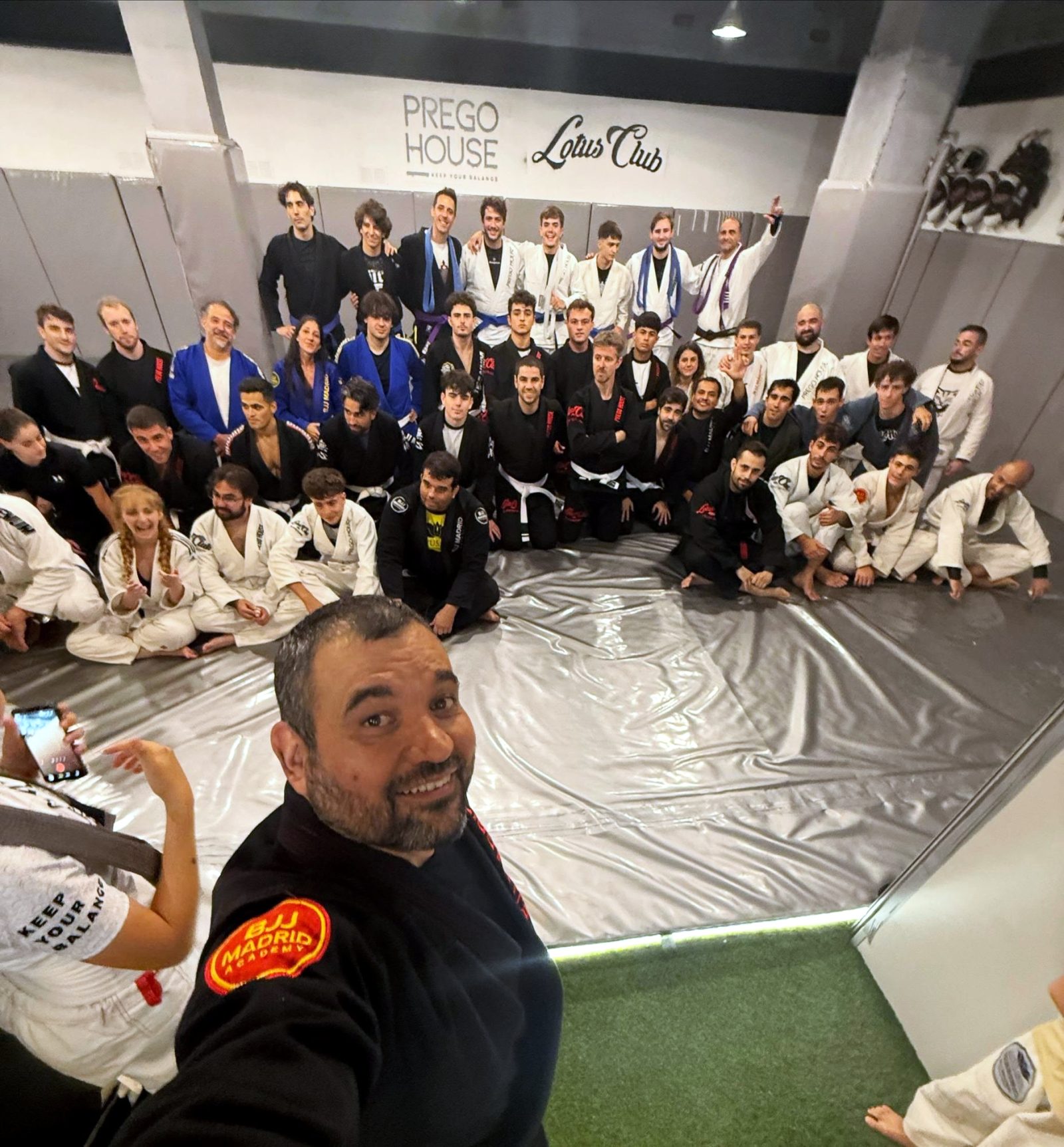 Eduardo Santos con el grupo de su seminario en Prego House