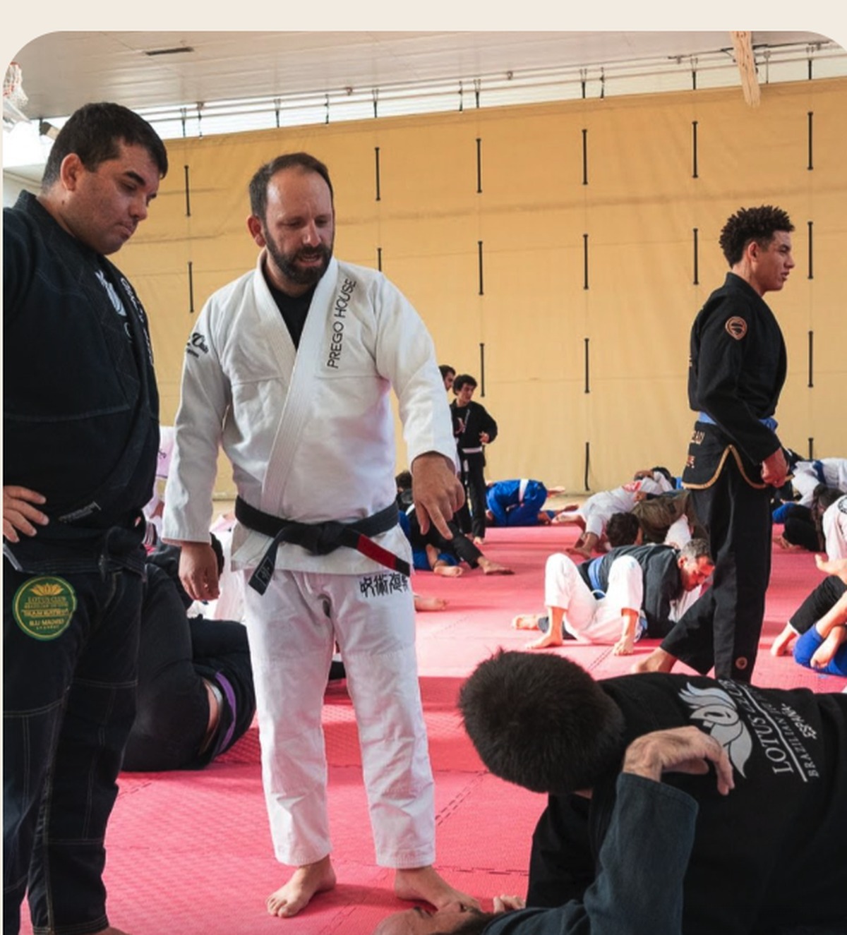 Juan Prego dando clase en el tatami de Prego House