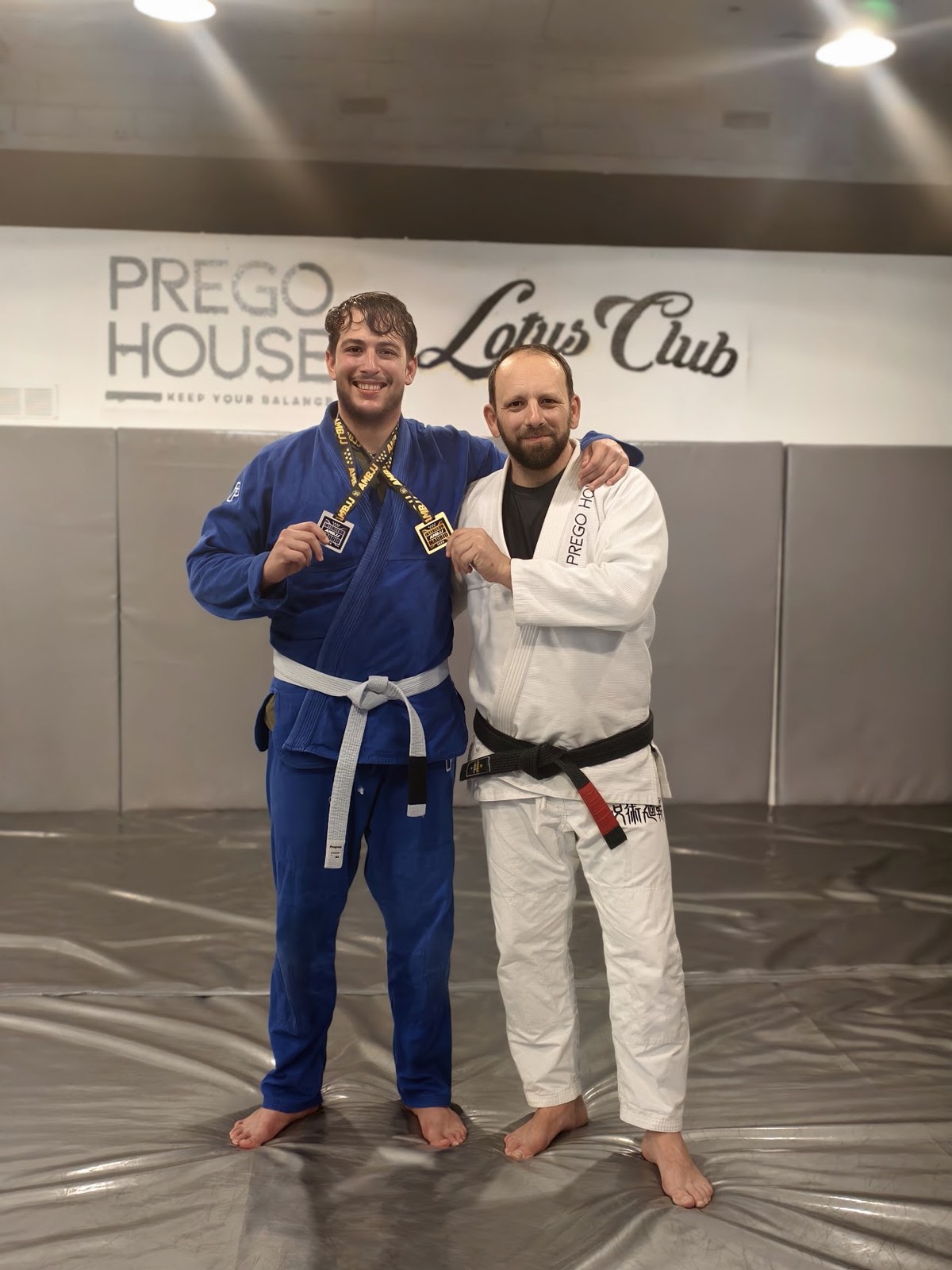 Atleta gi azul con medallas en Prego House