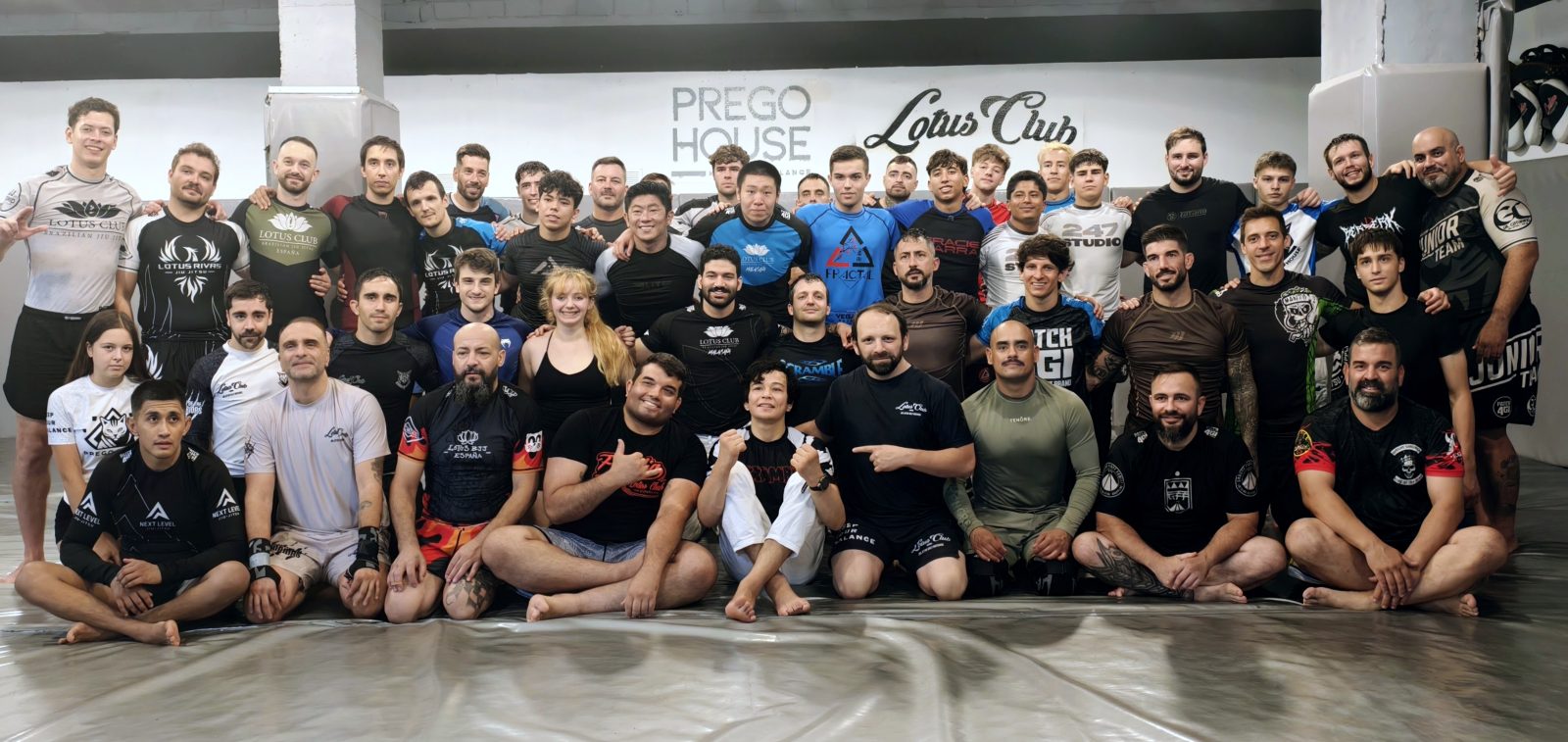 João Miyao con el grupo No-Gi de su seminario en Prego House